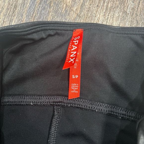 Spanx faux leather/shiny pants size small - Picture 2 of 3